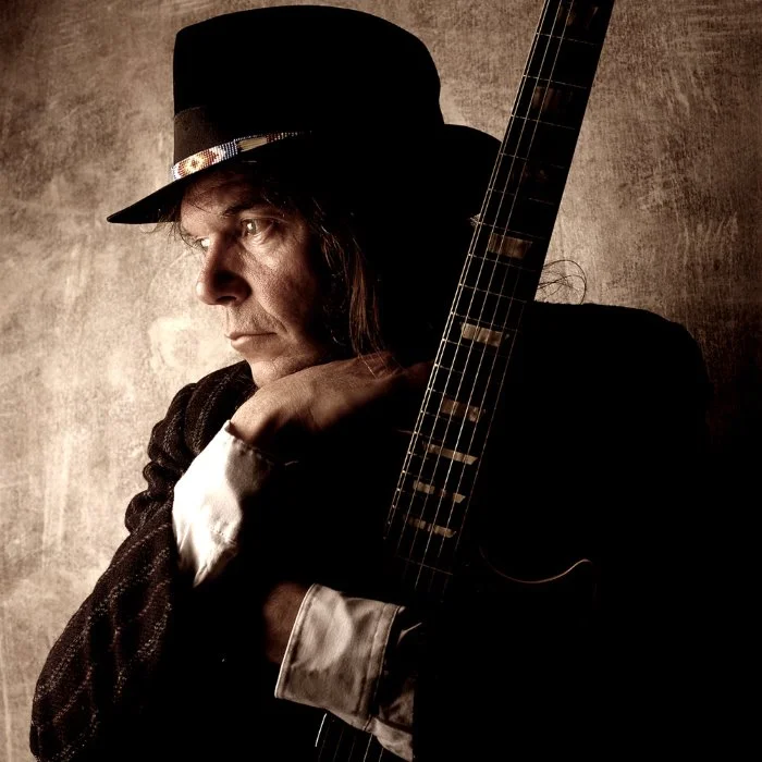NEIL YOUNG – LÉGENDE DU FOLK ROCK CANADIEN, BIOGRAPHIE COMPLÈTE