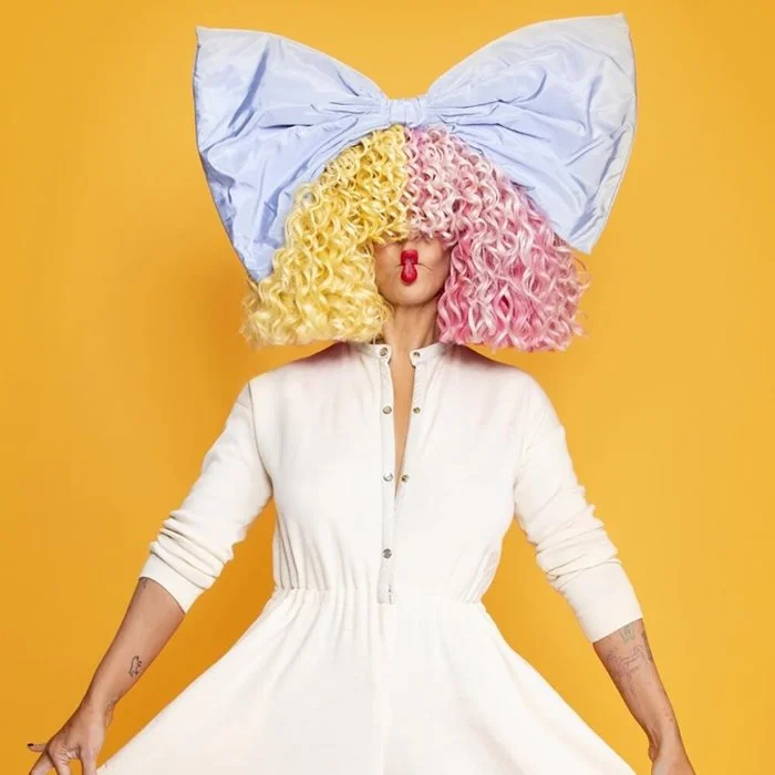 SIA CHANTEUSE-AUTEURE AU SUCCÈS MONDIAL : BIOGRAPHIE COMPLÈTE