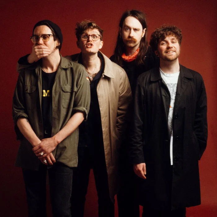 YARD ACT : LE GROUPE INDI ROCK QUI A RÉVOLUTIONNÉ LE POST-PUNK