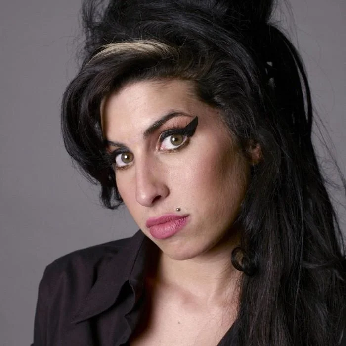 AMY WINEHOUSE – LÉGENDE DE LA SOUL BRITANNIQUE QUI A MARQUÉ LA MUSIQUE