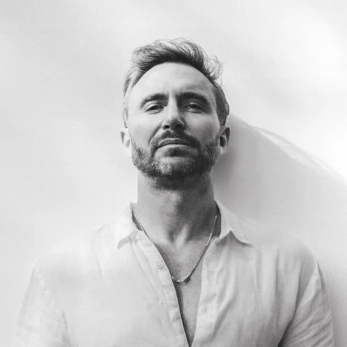 DAVID GUETTA : LE PIONNIER DE LA HOUSE QUI A CONQUÉRIR LE MONDE