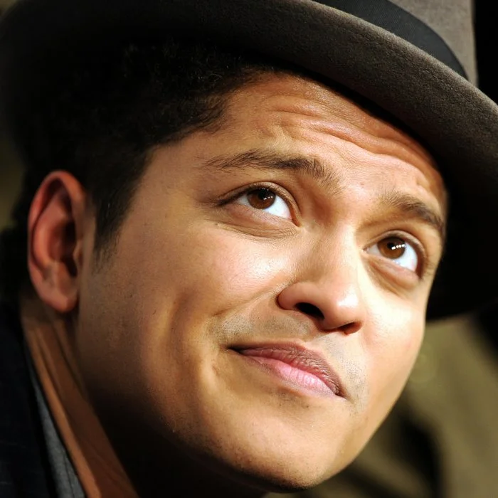 BRUNO MARS BIOGRAPHIE : DE HONOLULU À LA SCÈNE INTERNATIONALE
