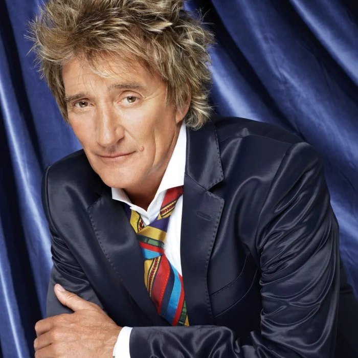ROD STEWART BIOGRAPHIE : LÉGENDE DU ROCK BRITANNIQUE NÉ EN 1945