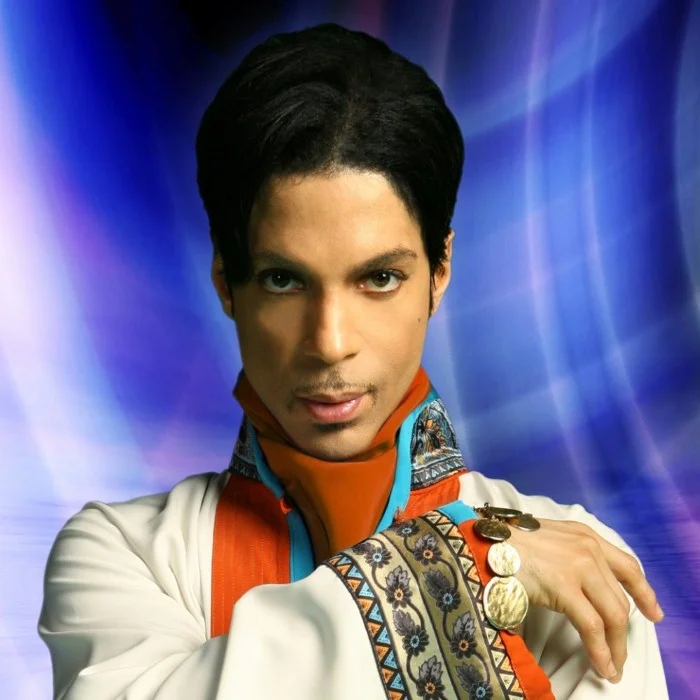 PRINCE : LÉGENDE DU FUNK POP QUI A RÉVOLUTIONNÉ LA MUSIQUE MONDIALE