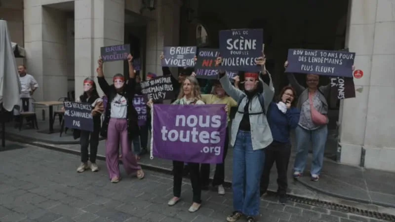 « PAS DE SCÈNE POUR LES VIOLEURS »: LA PIÈCE DE THÉÂTRE DE PATRICK BRUEL À NOUVEAU VISÉE PAR UNE ACTION DE MILITANTES FÉMINISTES