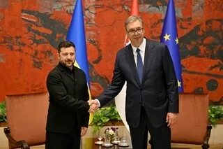 POURQUOI LA SERBIE, PROCHE DE LA RUSSIE, ACCUEILLE-T-ELLE LE PRÉSIDENT UKRAINIEN VOLODYMYR ZELENSKY ?