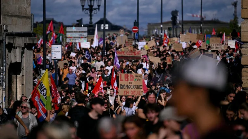 COLÈRE LYCÉENNE: 161.500 MANIFESTANTS CE MARDI SELON LE MINISTÈRE DE L’INTÉRIEUR, 480.000 D’APRÈS LES ORGANISATEURS