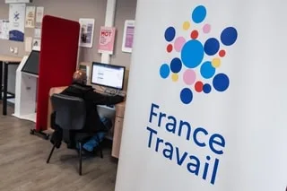 « L’ÉTAT CAPTE NOS RESSOURCES » : LA PONCTION DE DEUX MILLIARDS DE L’ASSURANCE CHÔMAGE DÉNONCÉE