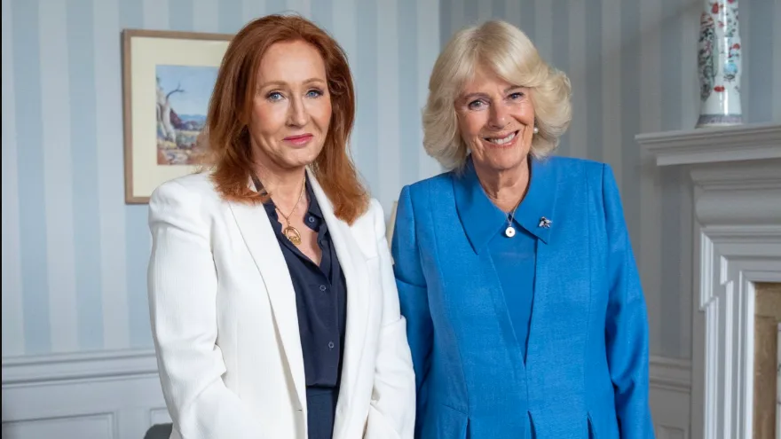 LA REINE CAMILLA SOUS UNE PLUIE DE CRITIQUES APRÈS CETTE PHOTO AVEC J.K. ROWLING