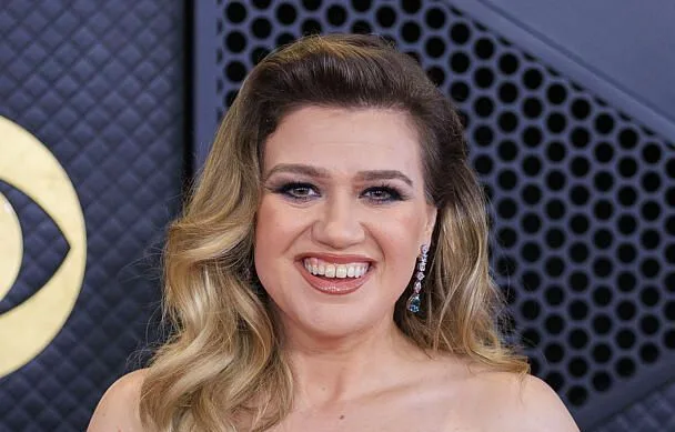 KELLY CLARKSON A INTERDIT À SES ENFANTS DE REGARDER « FROM JUSTIN TO KELLY », SON TOUT PREMIER FILM