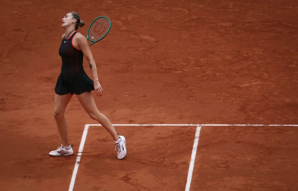 ROLAND-GARROS : « ARRÊTER LE TENNIS » OU « TROUVER UNE RAGE ROOM », SABALENKA HÉSITE SUR LA FAÇON DE DIGÉRER SA DÉFAITE