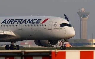 AIR FRANCE PROPOSE PARFOIS UN TARIF ENCORE MOINS CHER MAIS SANS BAGAGE EN CABINE, COMME LES COMPAGNIES LOW-COST