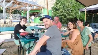 « L’IMPRESSION D’ÊTRE EN VACANCES » : EN VILLE OU À LA CAMPAGNE, LE SUCCÈS DES GUINGUETTES SE CONFIRME