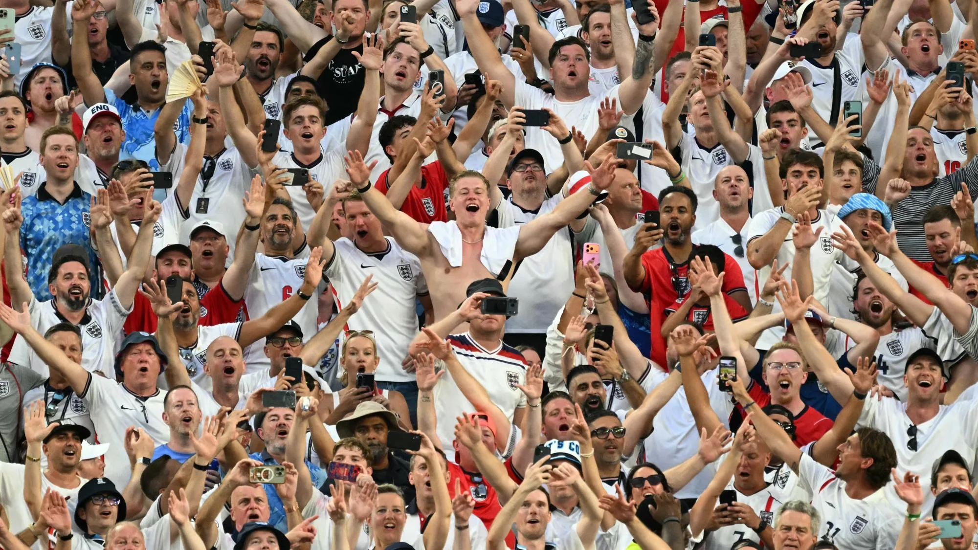 ANGLETERRE-ARGENTINE : CE SUPPORTER EST TELLEMENT SÛR QUE LES ANGLAIS VONT GAGNER LE MONDIAL QU’IL SE L’EST DÉJÀ TATOUÉ
