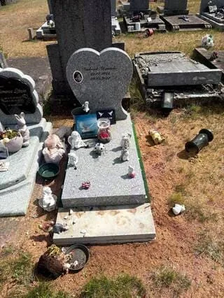 « UN MÉLANGE DE COLÈRE ET DE DÉGOÛT » : UNE TRENTAINE DE TOMBES DÉGRADÉES DANS UN CIMETIÈRE EN SARTHE