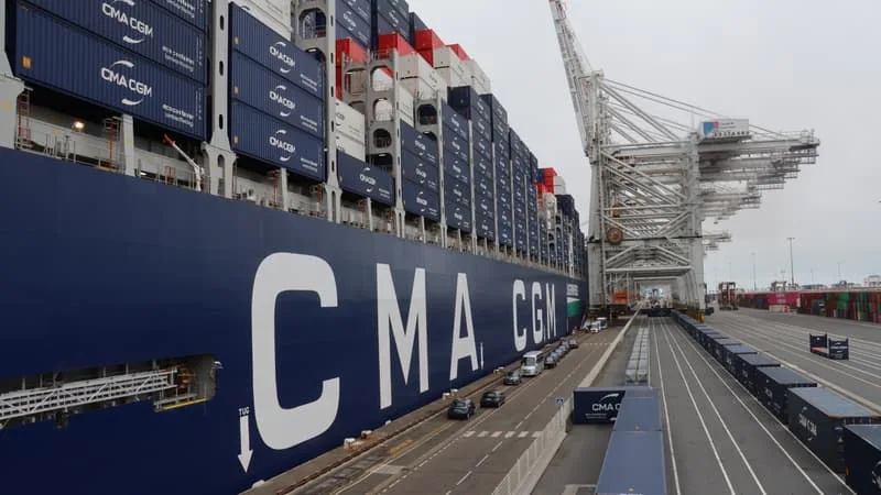 SI ON METTAIT SES 24.000 CONTENEURS BOUT À BOUT ILS FORMERAIENT UNE FILE DE 146 KILOMÈTRES: ON EST MONTÉ À BORD DU NOUVEAU NAVIRE NOTRE-DAME DE CMA-CGM, LE PLUS GRAND DE LA FLOTTE FRANÇAISE AVEC SON « CASQUE » QUI RÉDUIT (UN PEU) SES ÉMISSIONS