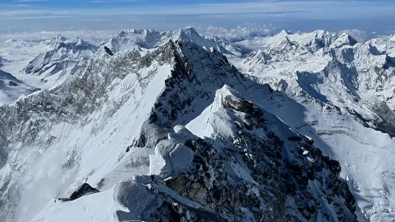 « JE NE PENSAIS PAS M’EN SORTIR VIVANT »: L’ALPINISTE NÉPALAIS SECOURU APRÈS SIX JOURS SEUL SUR L’EVEREST RACONTE COMMENT IL A SURVÉCU EN « RONGEANT DE LA GLACE »