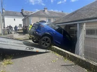 « LA DAME A TOUT CASSÉ DANS LA CLASSE DE LA MAÎTRESSE » : PRÈS DE LORIENT, UNE VOITURE VIENT S’ENCASTRER DANS UNE ÉCOLE