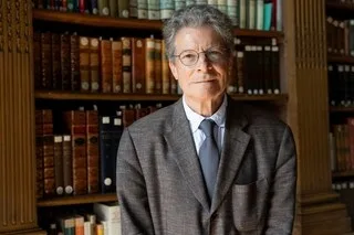 « PARTIR » : ANTOINE COMPAGNON LIVRE UN RÉCIT PUDIQUE ET BOULEVERSANT SUR L’AMOUR FACE À LA MALADIE