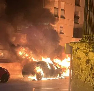 DEUX VOITURES EN FEU DANS LE CENTRE-VILLE DU MANS