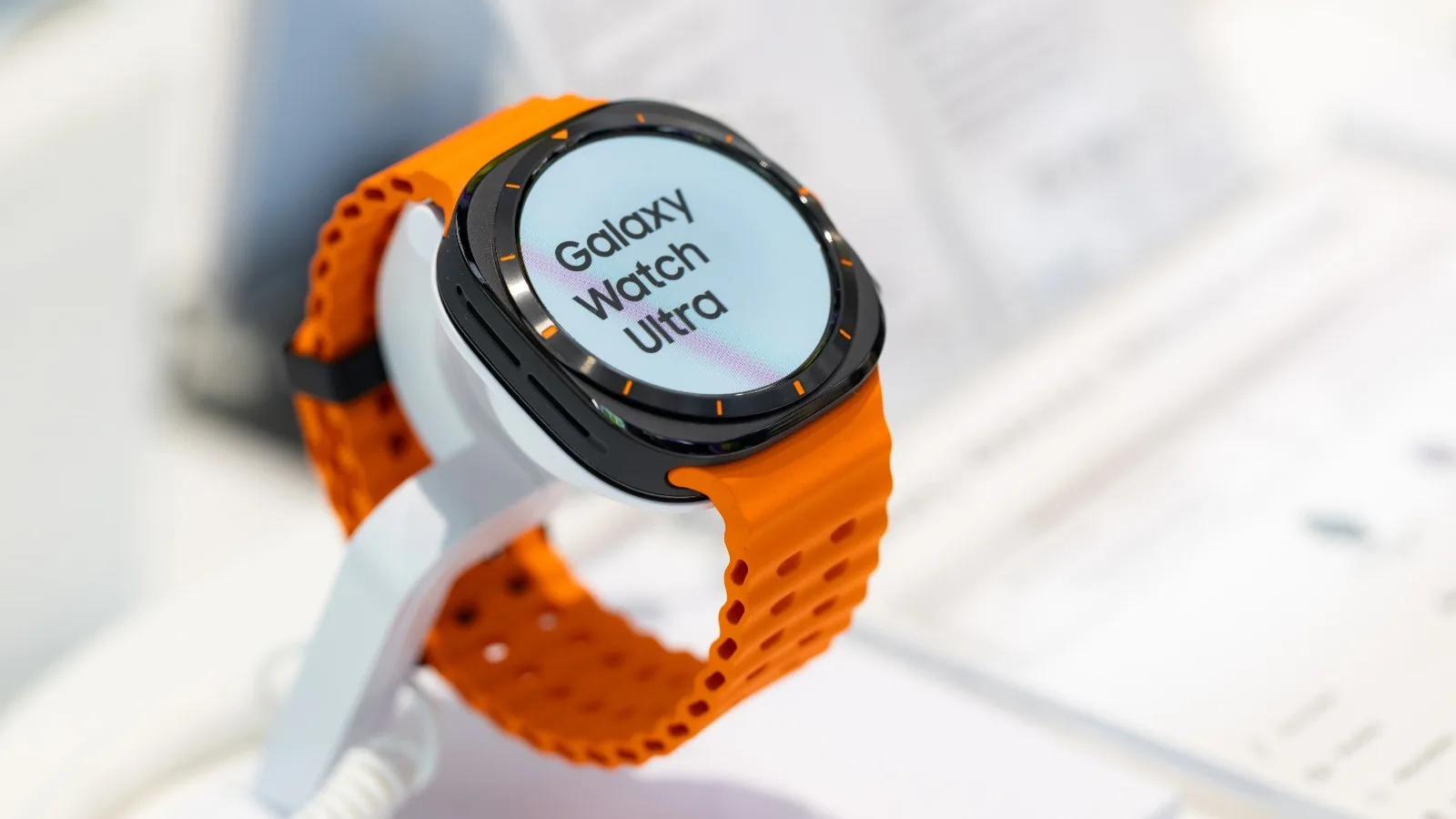 GALAXY WATCH ULTRA 2 : UNE LUMINOSITÉ RECORD POUR MIEUX AFFRONTER LE SOLEIL ?