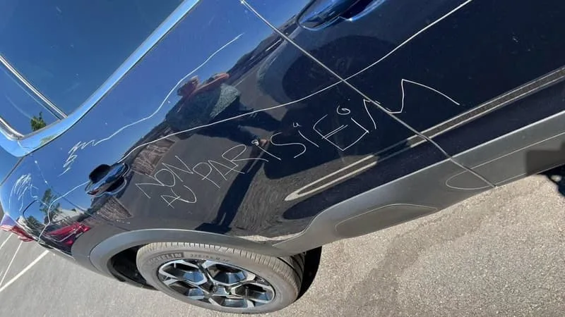 « PARIGOT DEHORS »: FACE AU SURTOURISME ESTIVAL, DES PARISIENS EN VACANCES CIBLÉS PAR DES ACTES DE VANDALISME DANS LE FINISTÈRE