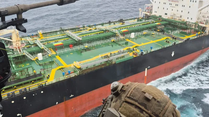 LA FRANCE INFLIGE UNE AMENDE D’UN MILLION D’EUROS AU PROPRIÉTAIRE DU PÉTROLIER DE LA FLOTTE FANTÔME RUSSE INTERCEPTÉ PAR LA MARINE FRANÇAISE