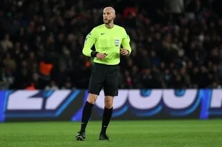 LILLE OSC – PSG. « LEVEZ-VOUS OU J’AJOUTE UNE MINUTE DE PLUS » : L’ARBITRE AVAIT PRÉVENU À PROPOS DU TEMPS ADDITIONNEL