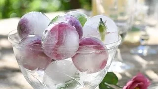 VOICI COMMENT FAIRE DES GLAÇONS AVEC DES FLEURS POUR ÉPATER VOS INVITÉS