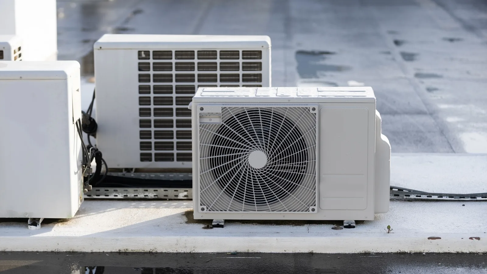 CANICULE EN COPROPRIÉTÉ : VOUS POUVEZ INSTALLER UNE CLIMATISATION, MAIS PAS SANS MÉTHODE
