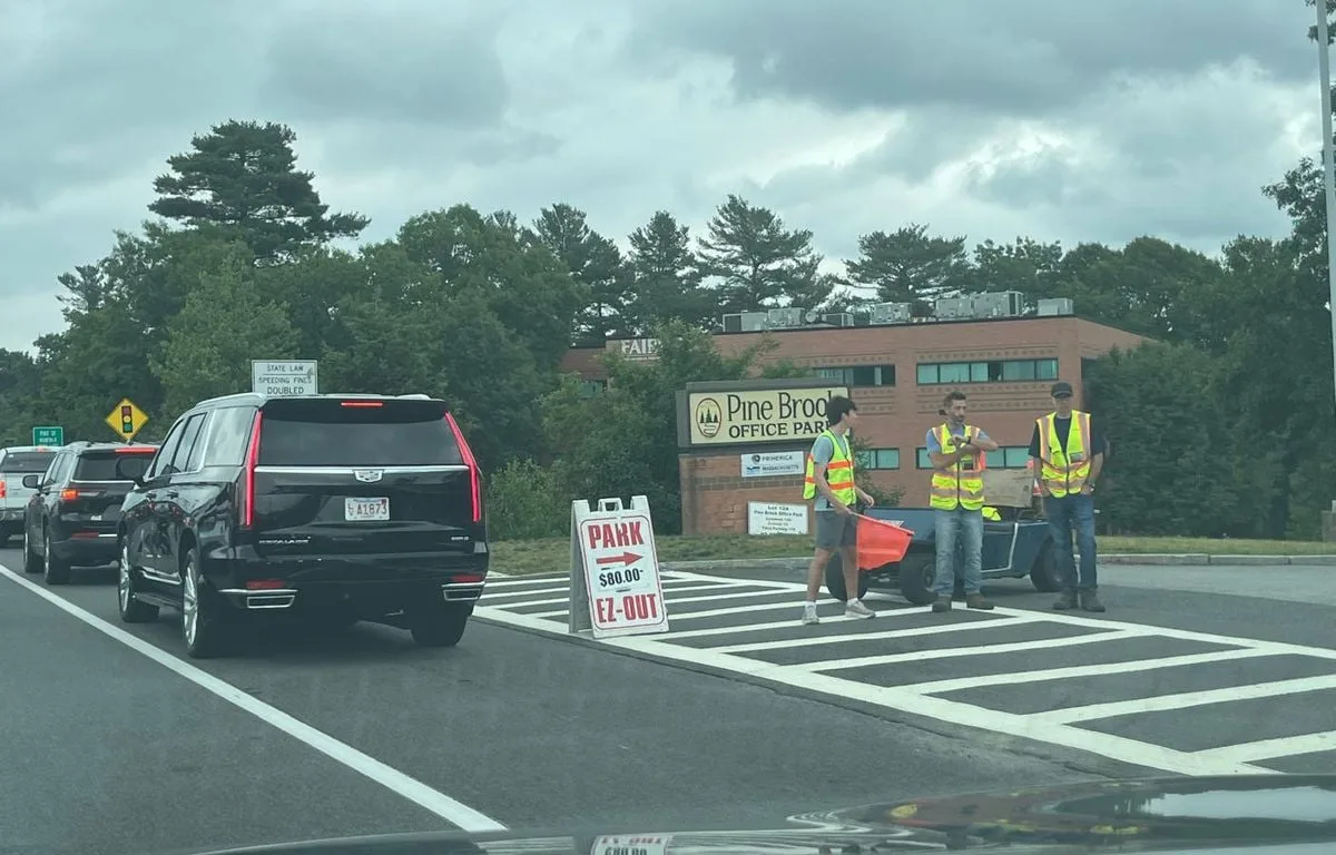 FRANCE – MAROC : « C’EST 100 DOLLARS POUR SE GARER »… LE JUTEUX BUSINESS DES PLACES DE PARKING PRÈS DU STADE DE BOSTON