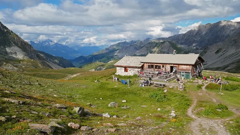 « VIVRE UNE EXPÉRIENCE DE SOBRIÉTÉ »: POURQUOI LA FRÉQUENTATION DES REFUGES DE MONTAGNE EXPLOSE