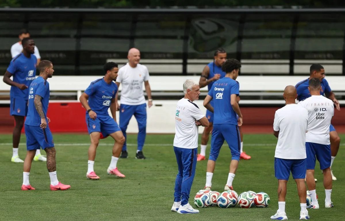 EN DIRECT COUPE DU MONDE 2026 : LES BLEUS SONT ARRIVÉS À DALLAS… FORLAN NOMMÉ SÉLECTIONNEUR DE L’URUGUAY… SUIVEZ LES ACTUS DE LA JOURNÉE