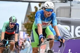 RENEWI TOUR. PHILIPSEN COIFFE KOOIJ SUR LA 4E ÉTAPE ET PREND LE MAILLOT DE LEADER