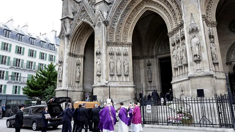 « UNE PAGE QUI SE TOURNE »: LES OBSÈQUES DE BERNADETTE CHIRAC CÉLÉBRÉES À PARIS EN PRÉSENCE DE NOMBREUSES PERSONNALITÉS POLITIQUES