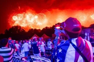 WASHINGTON A ÉTÉ PLONGÉE DANS UN NUAGE TOXIQUE APRÈS LE FEU D’ARTIFICE TIRÉ POUR LES 250 ANS DES ÉTATS-UNIS