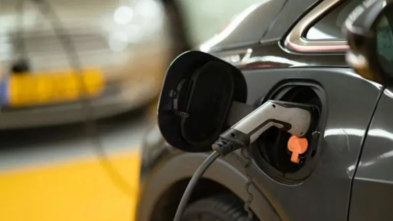 « C’EST UN MARCHÉ SOUS PERFUSION QUI S’EFFONDRERAIT SANS LES AIDES »: LES VENTES DE VOITURES ÉLECTRIQUES À 38% DU MARCHÉ DU NEUF EN AOÛT, UN NOUVEAU MOIS RECORD