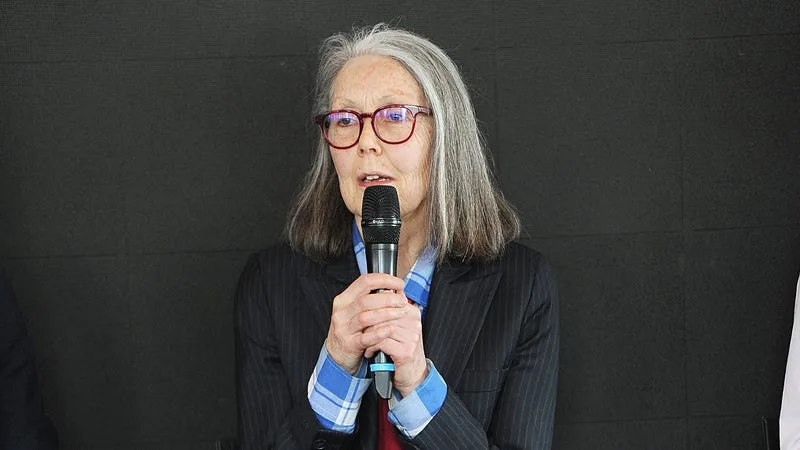 « ILS SONT TOUS FOUS »: ANNE CARSON RÉAGIT APRÈS AVOIR ÉTÉ RÉCOMPENSÉE DU PRIX NOBEL DE LITTÉRATURE