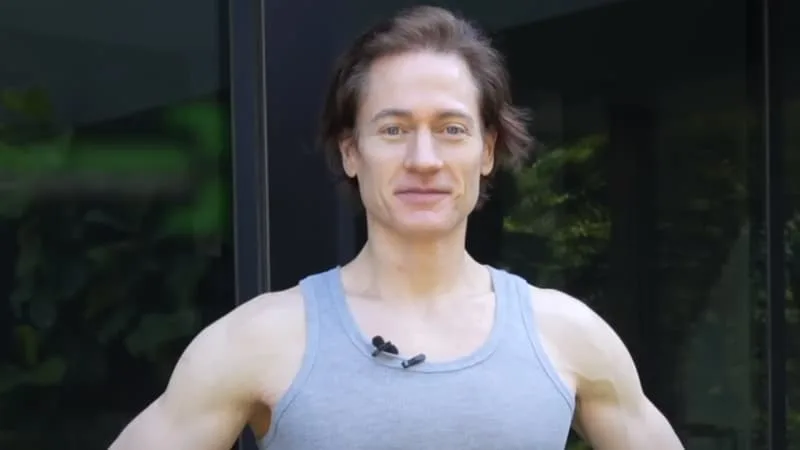 « MON ESTOMAC SE RONGE LUI-MÊME »: BRYAN JOHNSON, LE MILLIONNAIRE DE LA TECH ET BIOHACKER QUI VOULAIT LA VIE ÉTERNELLE, ANNONCE ÊTRE ATTEINT D’UNE MALADIE AUTO-IMMUNE INCURABLE
