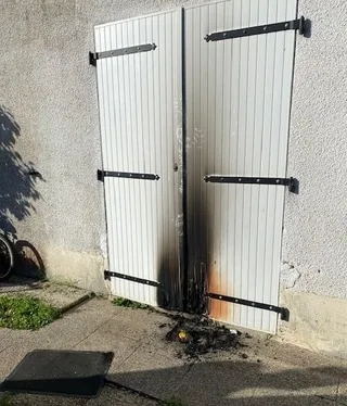 INCENDIE D’UNE MAISON QUI HÉBERGE DES DEMANDEURS D’ASILE EN VENDÉE : LA MAIRIE ET UNE ASSOCIATION PORTENT PLAINTE