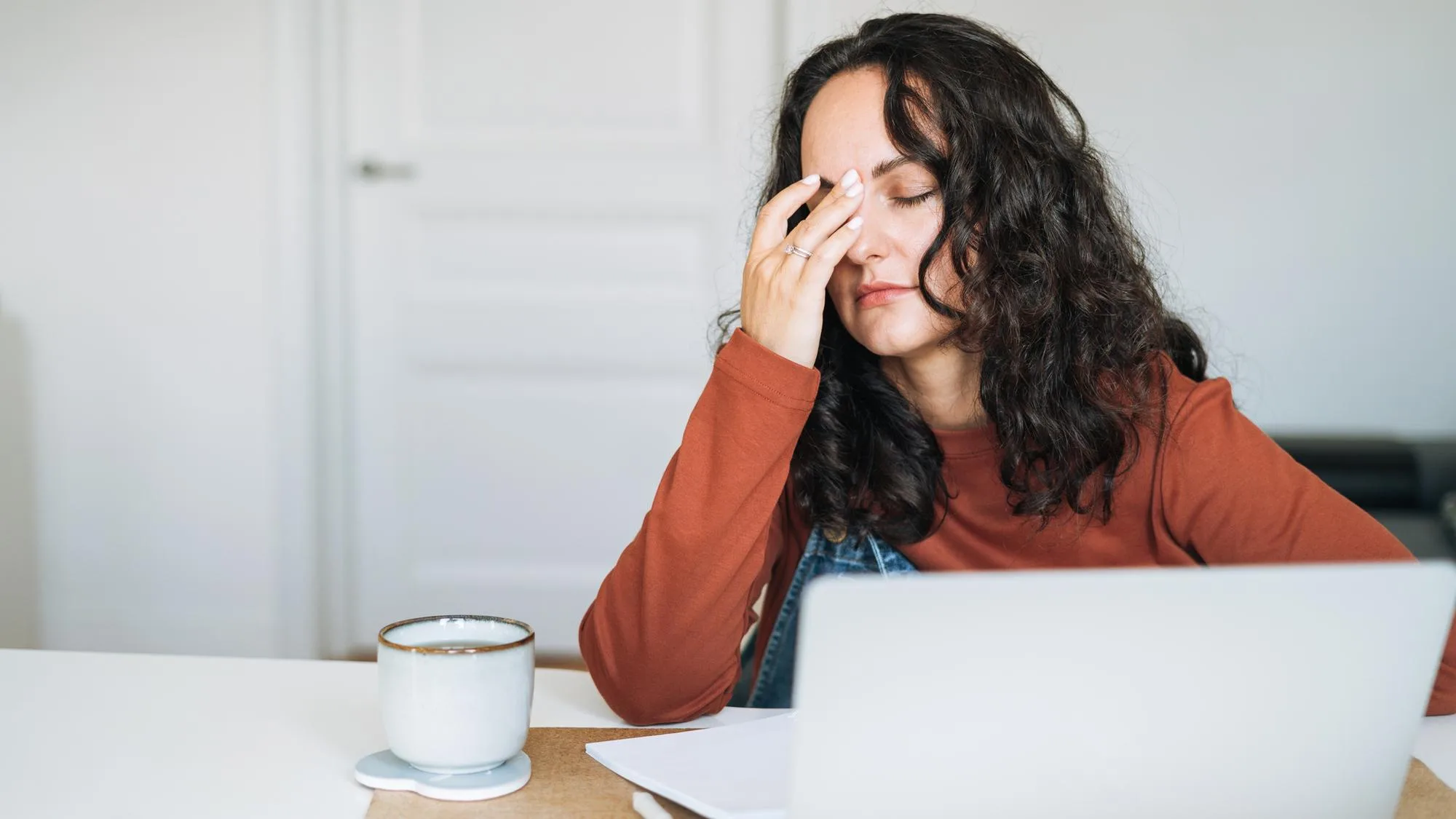 APRÈS UNE NUIT BLANCHE, IL N’Y A PAS QUE LA SIESTE QUI PEUT DISSIPER LE BROUILLARD MENTAL
