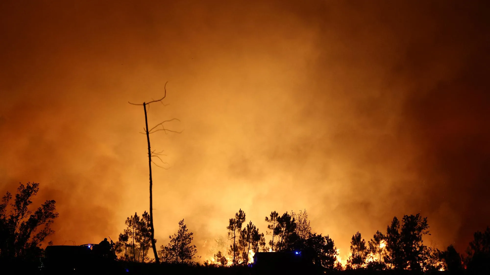 EN GIRONDE, UNE IMPRESSIONNANTE « TORNADE DE FEU » A ÉTÉ OBSERVÉE