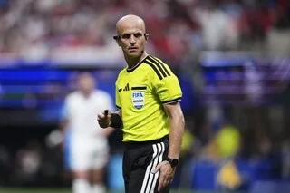 COUPE DU MONDE. IL A LA LOURDE RESPONSABILITÉ D’ARBITRER ÉTATS-UNIS – BELGIQUE : QUI EST LE JORDANIEN ADHAM MAKHADMEH