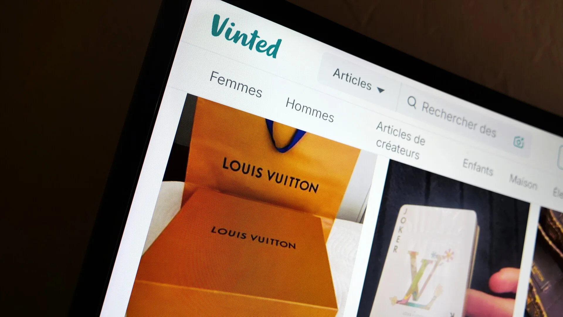 DÉCOUPER DU LOUIS VUITTON ACHETÉ SUR VINTED POUR LE REVENDRE VA COÛTER UNE FORTUNE À UNE MARQUE DE « SURCYCLAGE »
