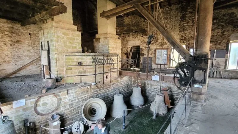 DES CLOCHES VOLÉES QUI RÉAPPARAISSENT: L’ÉTRANGE LARCIN DANS UN MUSÉE DES VOSGES