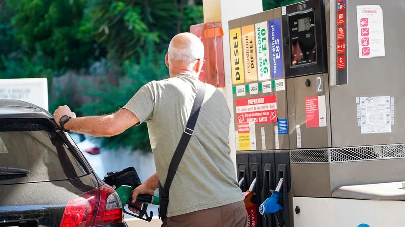 IL N’EST PLUS TRÈS LOIN DE SON RECORD HISTORIQUE DE 2,13 EUROS ATTEINT EN 2022: LE LITRE DE SP95-E10 COÛTE DÉSORMAIS 2,09 EUROS EN MOYENNE, AU PLUS HAUT DEPUIS LE DÉBUT DE LA GUERRE AU MOYEN-ORIENT