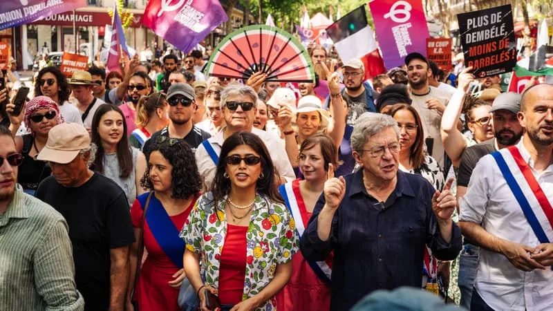 PLUSIEURS MILLIERS DE PERSONNES ONT MANIFESTÉ CONTRE LE RACISME ET L’EXTRÊME DROITE CE DIMANCHE À PARIS, À L’APPEL DE LA FRANCE INSOUMISE