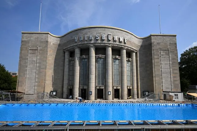 À BERLIN, UNE PISCINE ÉPHÉMÈRE AU CŒUR DES DÉBATS SUR LE RACISME