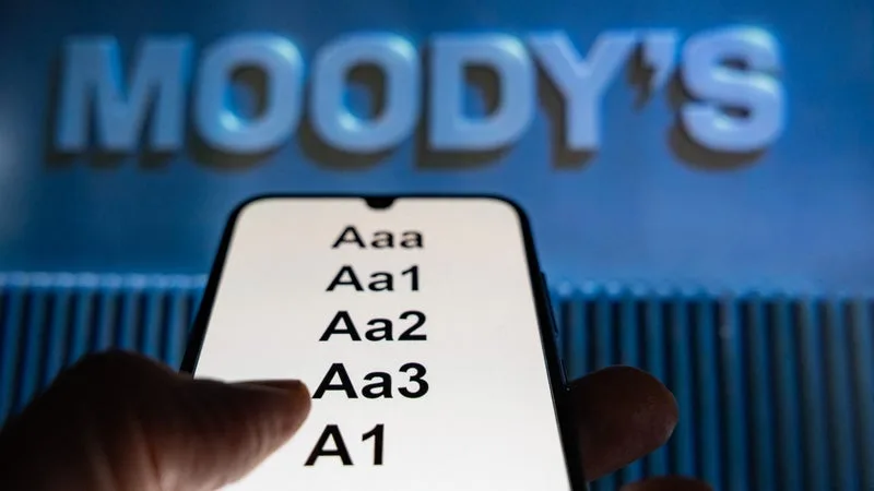 « ON EST UNE ÉCONOMIE QUI FAIT DU SURPLACE, AVEC DES INSTITUTIONS CHAHUTÉES »: FACE À LA DÉRIVE DE SES FINANCES PUBLIQUES, L’AGENCE MOODY’S S’APPRÊTE TRÈS PROBABLEMENT À DÉGRADER LA NOTE DE LA FRANCE