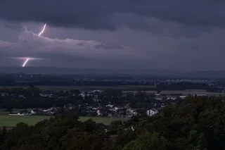 ORAGES : 28 000 FOYERS SANS ÉLECTRICITÉ, ÉVACUATIONS, FEUX… LE POINT SUR LES DÉGÂTS DANS LE SUD-EST DE LA FRANCE